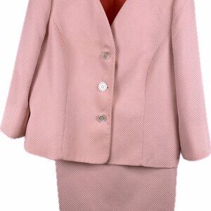 Le Suit 2- Piece Skirt Suit Set in Textured Pink- Size 18